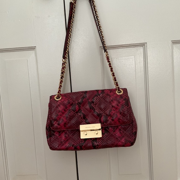 Michael Kors Sloan Pink Snake Print Crossbody Bag With Gold Chain Strap & Logo L - Picture 2 of 3